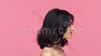 画室的<strong>照片</strong>，年轻漂亮的黑发女人，粉<strong>红色背景</strong>。 护肤，健康，化妆和化妆品..